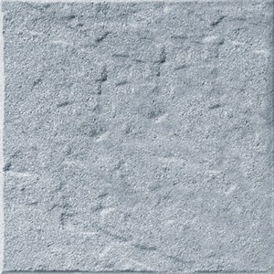 Piastrella per esterni t.b.t. grigia con superficie strutturata.