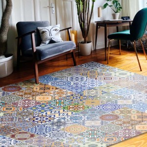 Tappeto moderno con motivo a piastrelle in blu, arancione e bianco.