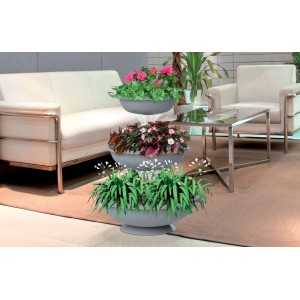 Ciotola per fiori grigia a tre livelli con fiori colorati, ideale per interni.