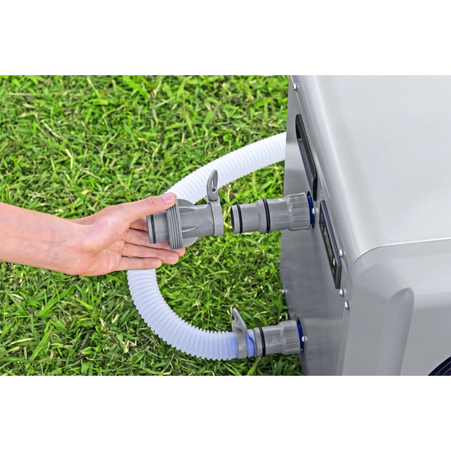 Collegamento dei raccordi del tubo a una pompa di calore per piscina.