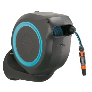 Avvolgitubo a muro Gardena, grigio con accenti blu e connettore per tubo.