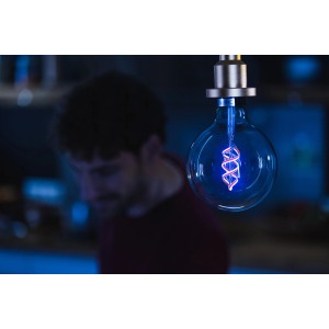 Ledvance Smart+ Filament Globe RGBW E27, lampadina smart chiara con luce colorata.
