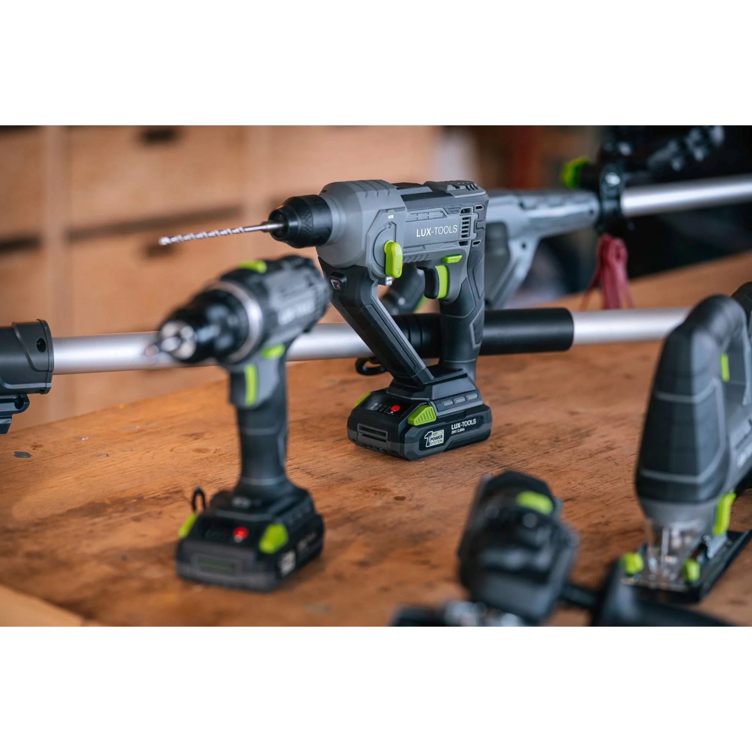 Martello perforatore a batteria LUX A-BH-20 del 1 PowerSystem, con batteria e punta.