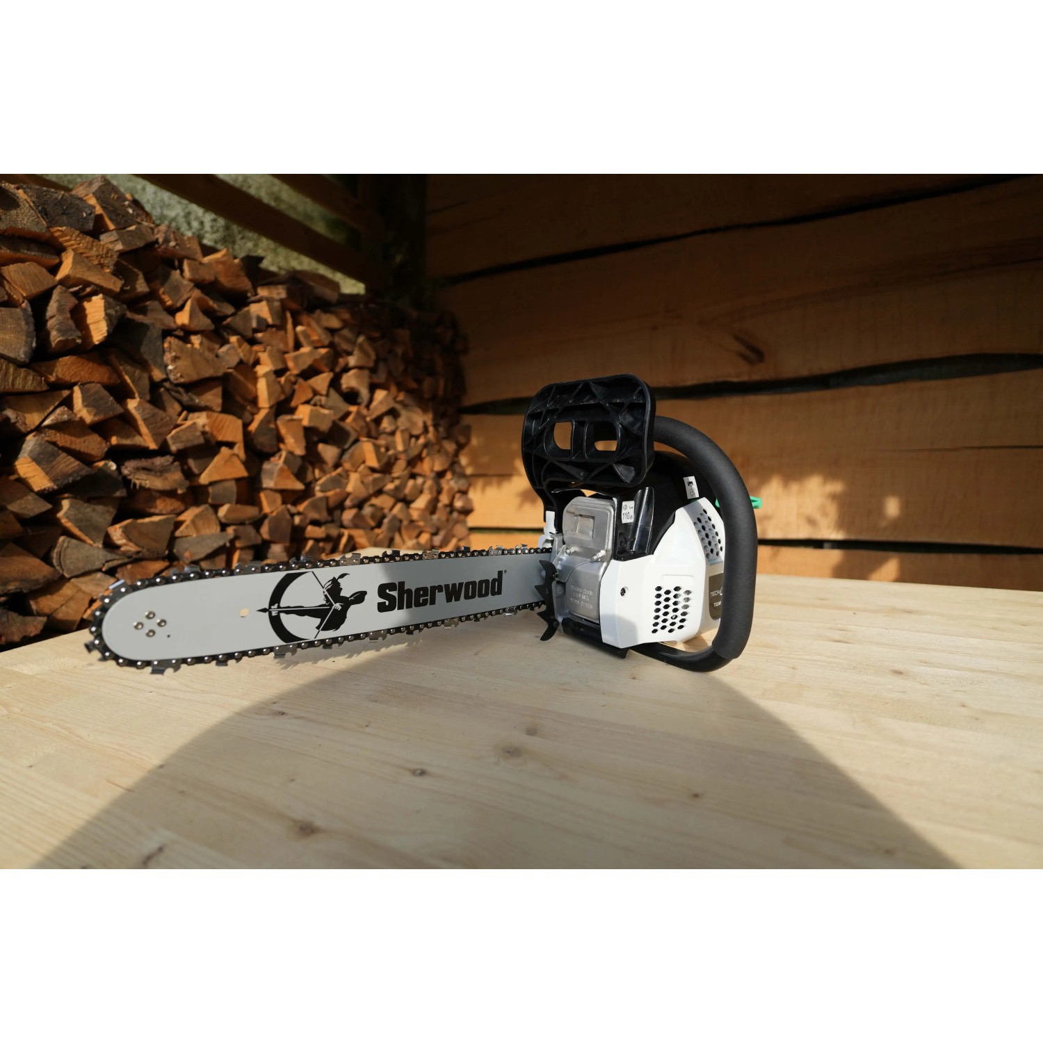 Motosega t.b.t. davanti a catasta di legna. Potente per giardino e bosco.