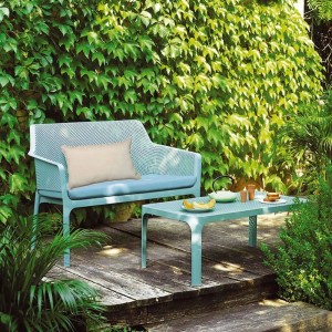 Salotto da giardino azzurro con cuscino beige. Cuscini decorativi da esterno per un maggiore comfort.