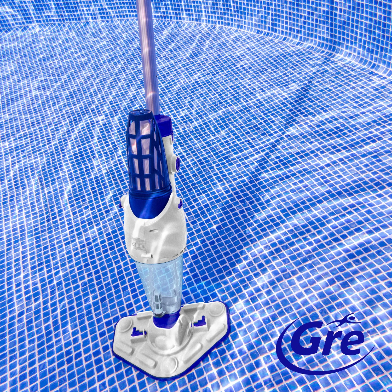 Pulitore per piscina Gre Electric Vac Plus senza fili per piscine e spa in uso.