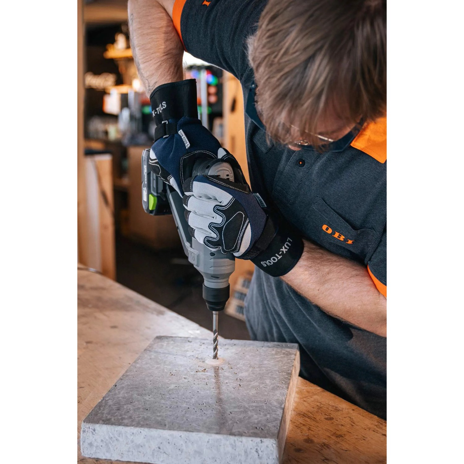 Trapano a percussione a batteria LUX A-BH-20 che fora il cemento, parte del 1 PowerSystem.