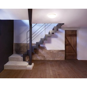 Plafoniera LED RS 16 S con sensore di movimento, luce bianca neutra, corpo in plastica nel vano scale.