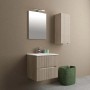 Set di mobili da bagno moderni con mobile lavabo, specchiera e colonna in effetto legno.