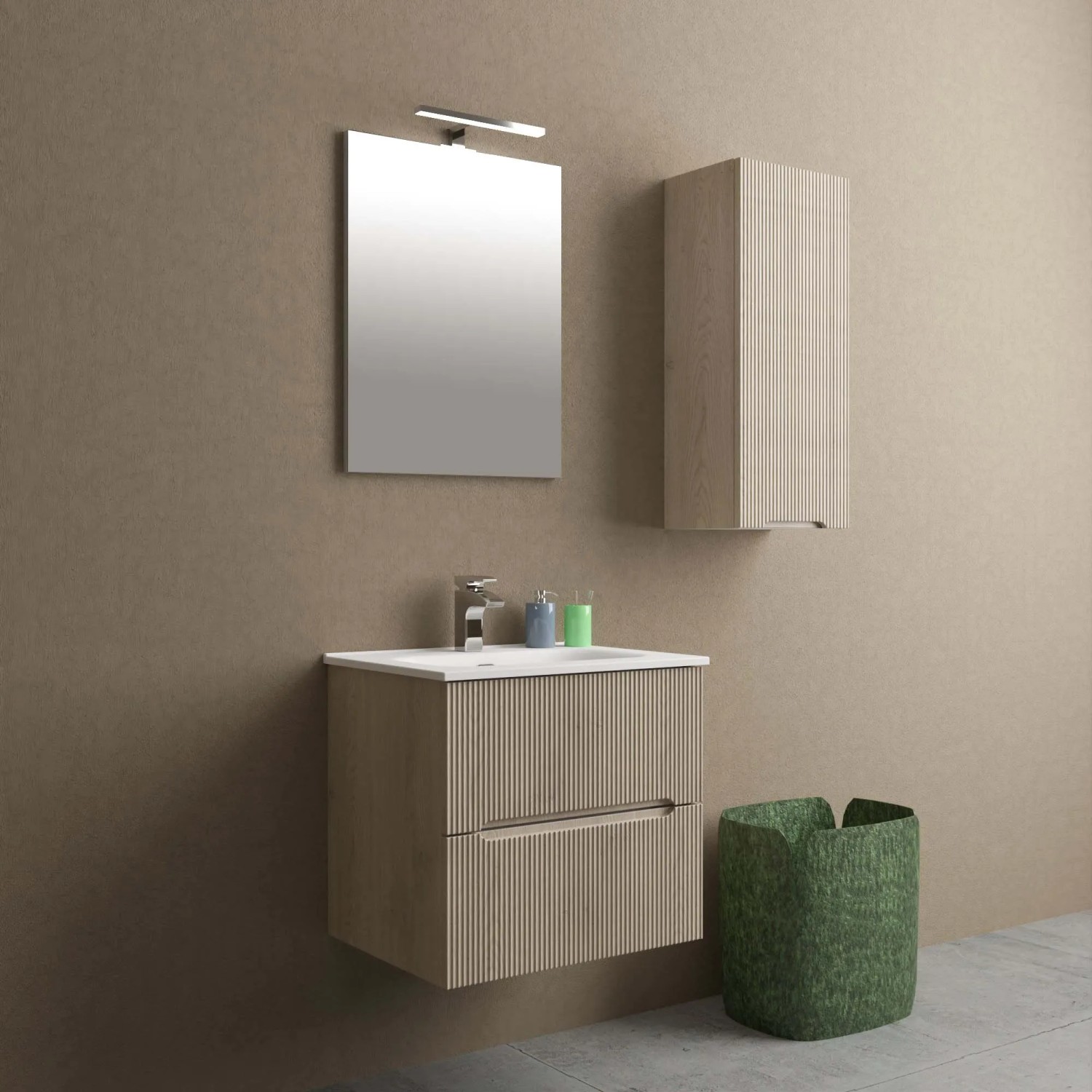 Set di mobili da bagno moderni con mobile lavabo, specchiera e colonna in effetto legno.