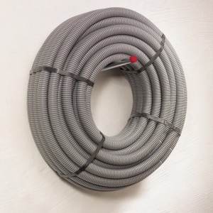 Gancio a muro zincato (175x70mm) con cavo grigio arrotolato e fissato a una parete.