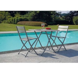 Set da giardino grigio t.b.t. con tavolo e due sedie a bordo piscina.
