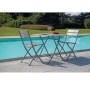 Set da giardino grigio t.b.t. con tavolo e due sedie a bordo piscina.