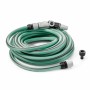 Tubo per irrigazione t.b.t. verde arrotolato con connettori.