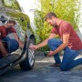 Uomo che gonfia pneumatico auto con pompa a batteria Bosch EasyPump.