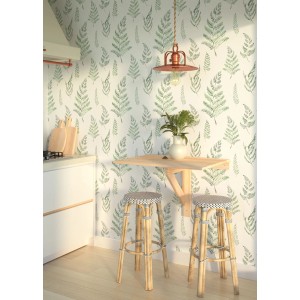 Tavolo in legno a parete con due sgabelli da bar davanti a carta da parati con motivo felce.