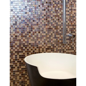 Piastrelle a mosaico nei toni del marrone e del beige su una parete del bagno con doccia e vasca.