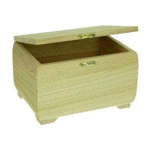 Scatola di legno aperta per forniture artistiche con cerniere dorate.