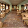 Patio con pavimentazione t.b.t. e mobili in rattan.