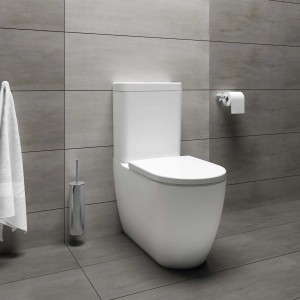 WC monoblocco t.b.t. bianco moderno con cassetta, su parete grigia.
