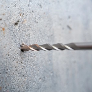 Punta per martello perforatore LUX SDS-Plus che fora un muro di cemento. Diametro 6 mm.