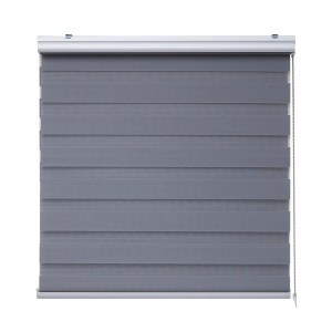 Tenda a rullo t.b.t. grigia con strisce alternate trasparenti e opache.