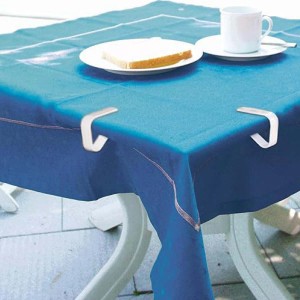Clip per tovaglia su tavolo blu, che tengono ferma la tovaglia.