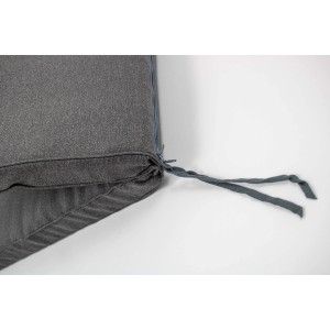 Dettaglio di un cuscino da esterno grigio con lacci.