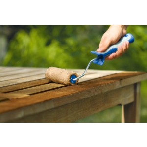 Rullo per impregnanti LUX in uso: applicazione di impregnante per legno con rullo da 10 cm.