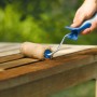 Rullo per impregnanti LUX in uso: applicazione di impregnante per legno con rullo da 10 cm.