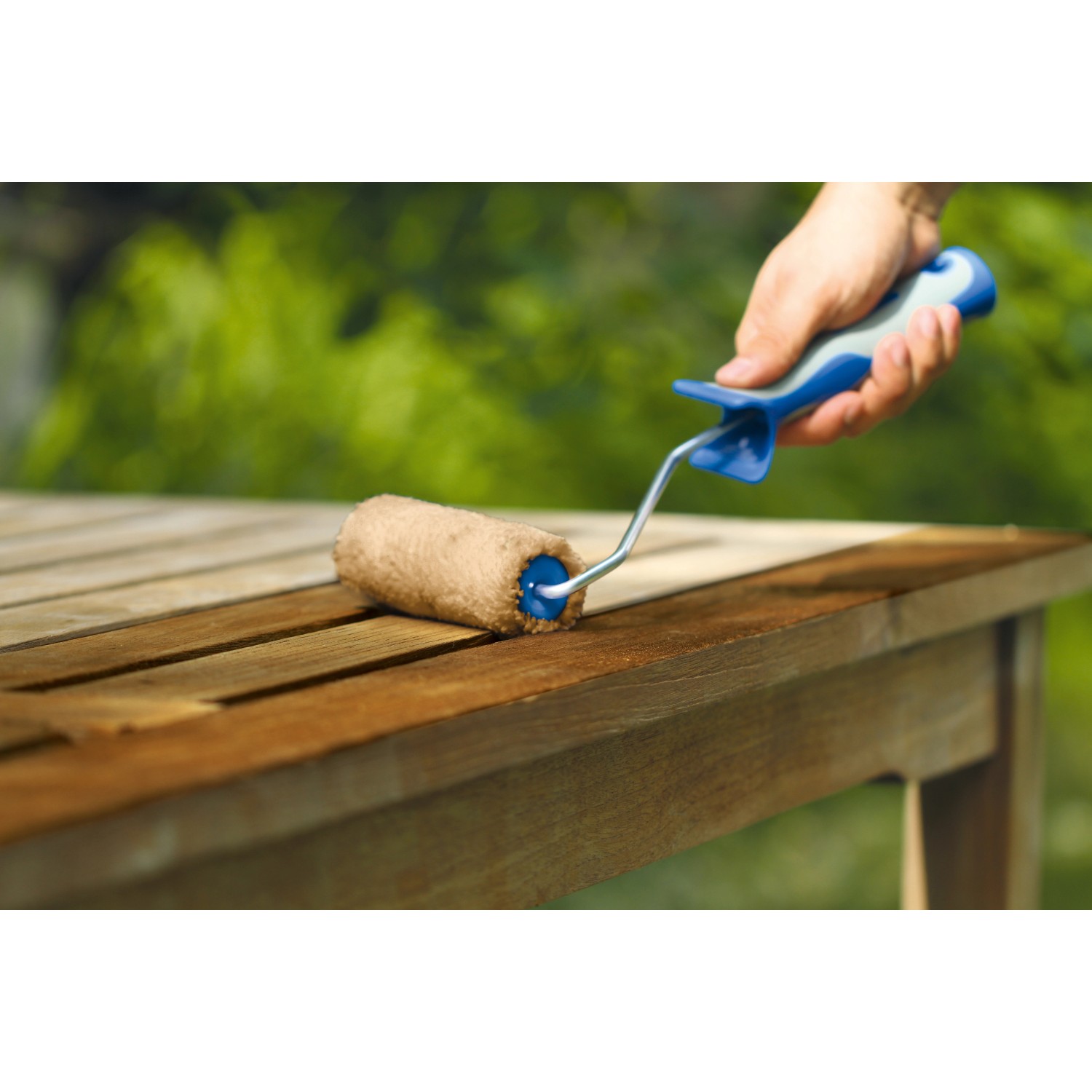 Rullo per impregnanti LUX in uso: applicazione di impregnante per legno con rullo da 10 cm.