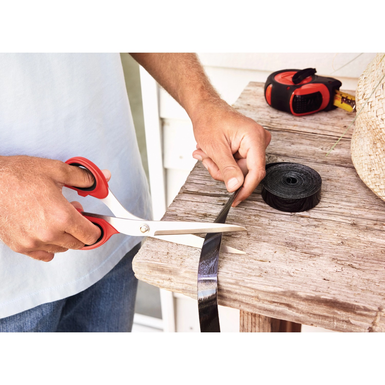 Taglio del nastro a strappo per tenda magnetica tesa con le forbici per l'installazione.