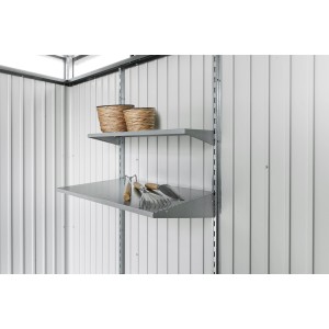 Set di scaffali Biohort con 2 ripiani nel capanno da giardino, ideale per riporre gli accessori da giardino.