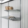 Set di scaffali Biohort con 2 ripiani nel capanno da giardino, ideale per riporre gli accessori da giardino.