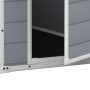 Dettaglio: casetta da giardino in plastica Keter Manor 4x3 grigio-bianca con porta aperta.