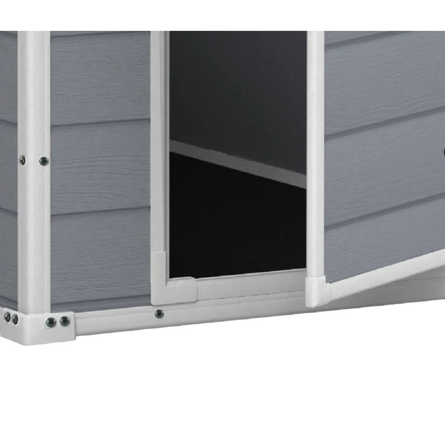 Dettaglio: casetta da giardino in plastica Keter Manor 4x3 grigio-bianca con porta aperta.
