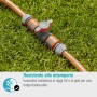Raccordo Gardena con valvola di regolazione su tubo da giardino per un controllo flessibile dell'acqua.