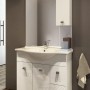 Mobile bagno bianco con specchio e pensile.