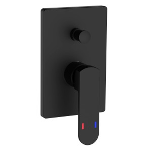 Miscelatore doccia nero con leva e controllo della temperatura per la doccia.