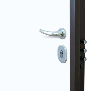 Dettaglio di una porta blindata t.b.t. bianca con maniglia e serratura argentate.