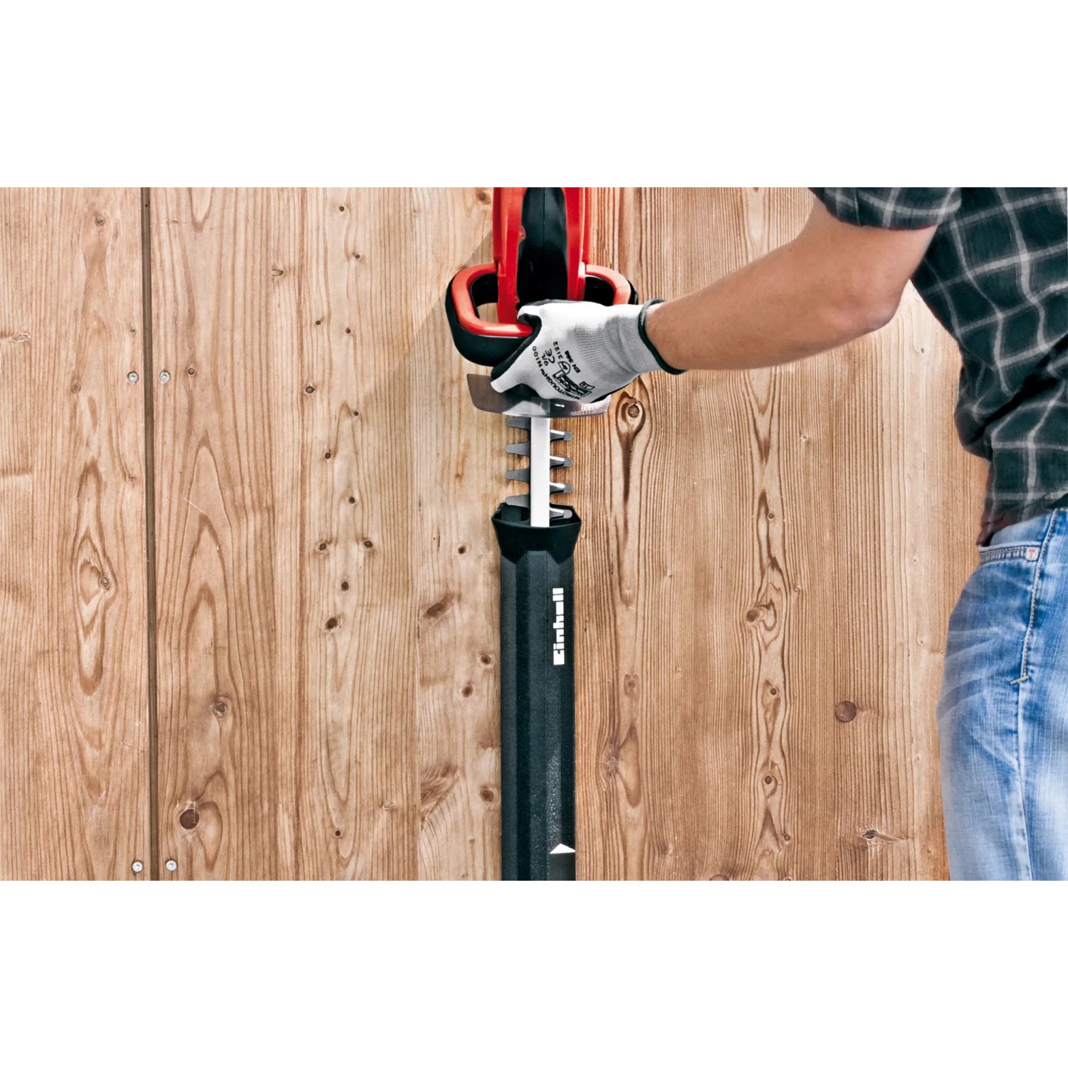 Tagliasiepi a batteria Einhell GC-CH 1855/1 Li Kit con protezione lama e mano. Tagliasiepi a batteria rosso e nero.