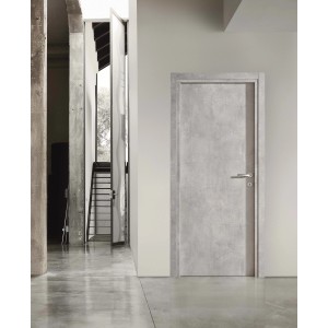 Porta interna grigia t.b.t. con maniglia argentata in ambiente moderno.