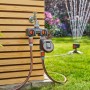 Distributore a 2 vie Gardena con timer collegato al rubinetto e irrigatore da giardino.