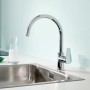 Miscelatore monocomando per lavello Grohe QuickFix Start Edge con bocca alta cromata su un lavello.