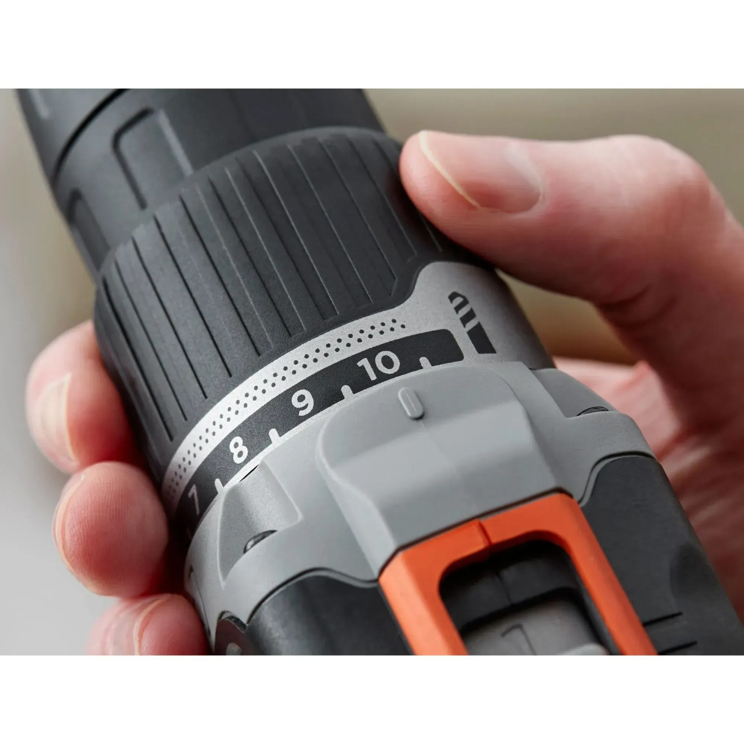 Dettaglio: Trapano avvitatore a percussione Black+Decker con impostazione della coppia.