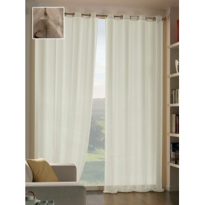 Tenda chiara t.b.t. in tessuto con occhielli davanti alla finestra.