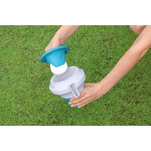 Galleggiante di dosaggio in fase di riempimento. Ausilio per il dosaggio di prodotti chimici per piscine.