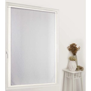 Tende in tessuto chiaro e opaco nella cornice della finestra.