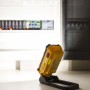 Faro LED da esterno t.b.t. giallo con batteria e indicatore di carica davanti al quadro elettrico.