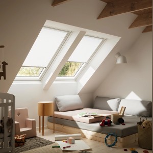 Due tende oscuranti bianche Velux RFL C02 1028S in finestre da tetto di una stanza dei bambini.